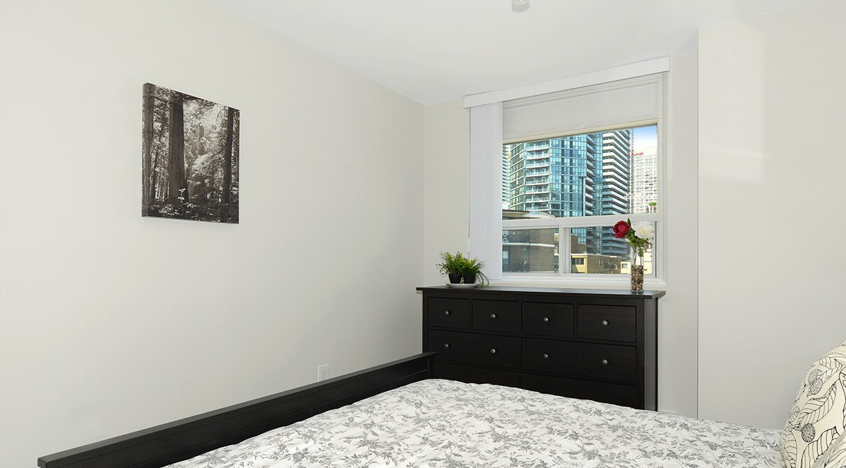 135 Lawton Blvd in Toronto, ON - Building Photo