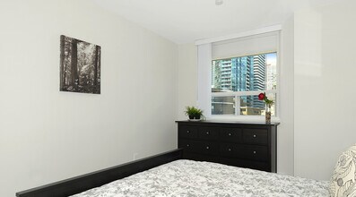 135 Lawton Blvd in Toronto, ON - Building Photo - Building Photo