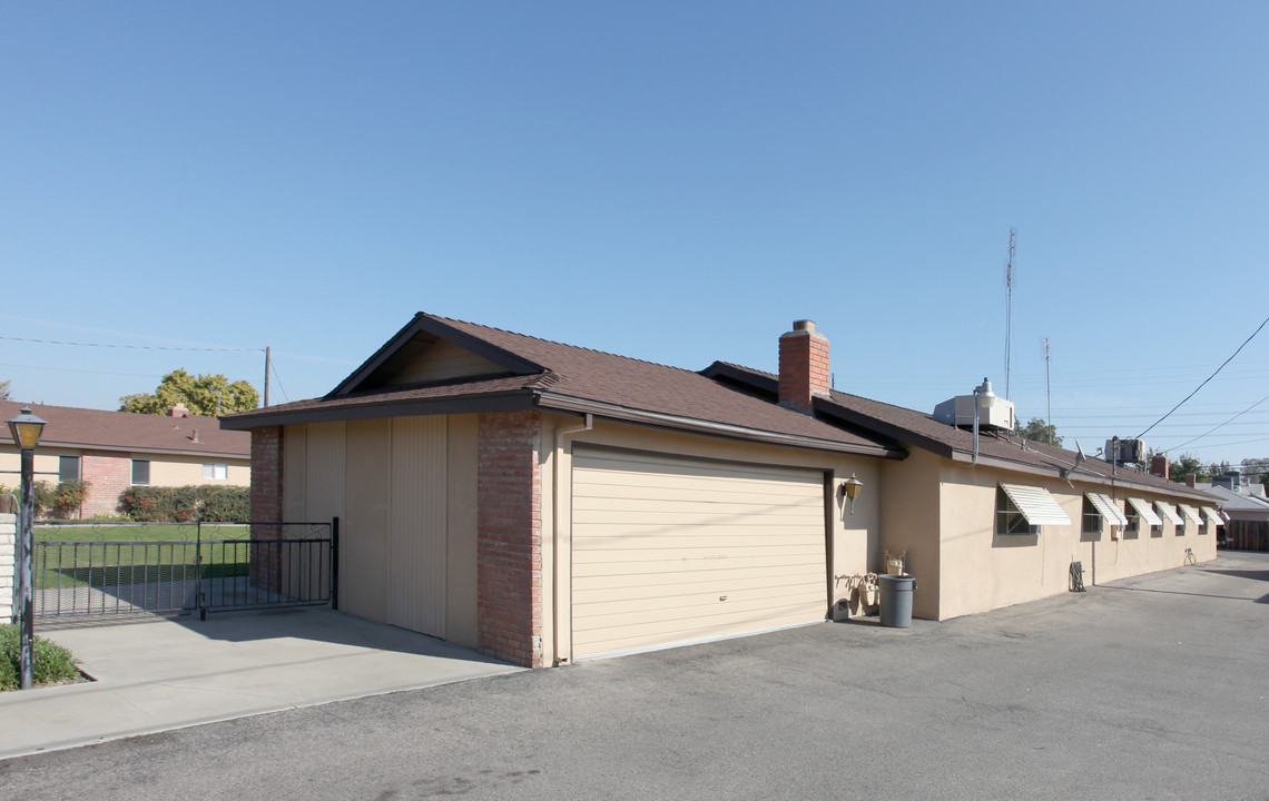 1923 Emma Lee Ln in Hanford, CA - Foto de edificio