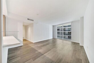 1756 N Bayshore Dr, Unit 28G in Miami, FL - Building Photo - Building Photo