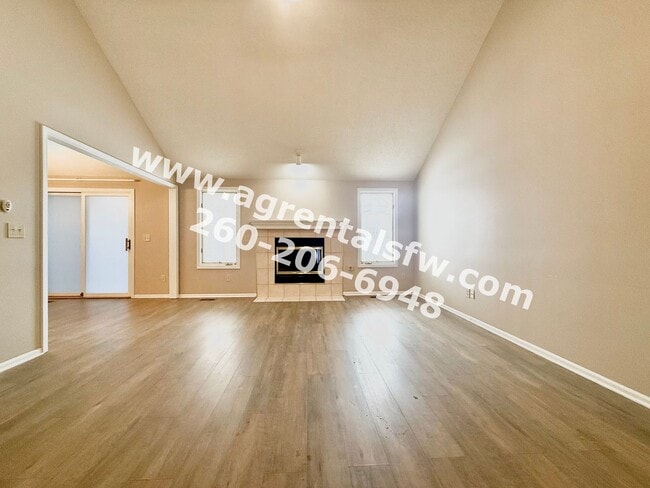 7411 Montclair Dr in Fort Wayne, IN - Foto de edificio - Building Photo