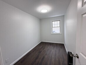 40 4th St in Valley Stream, NY - Building Photo - Building Photo