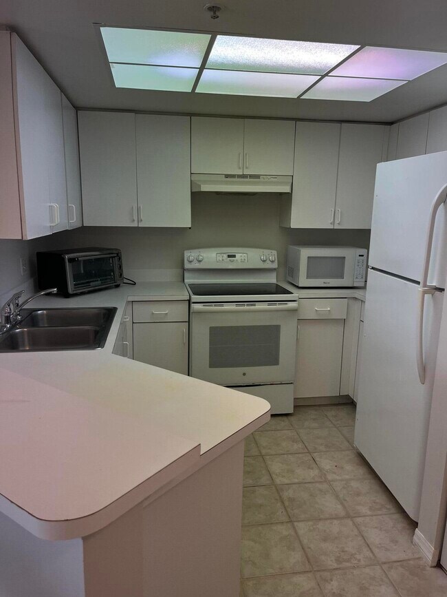 4155 N Haverhill Rd in West Palm Beach, FL - Building Photo - Building Photo