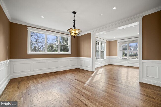 5709 Wilson Ln in Bethesda, MD - Building Photo - Building Photo