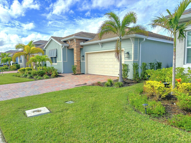 541 Ibiza Lp in Venice, FL - Building Photo - Building Photo