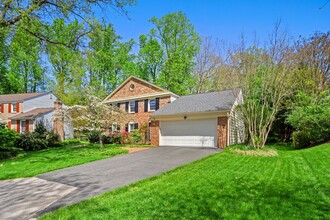 1096 Pipestem Pl in Potomac, MD - Foto de edificio - Building Photo