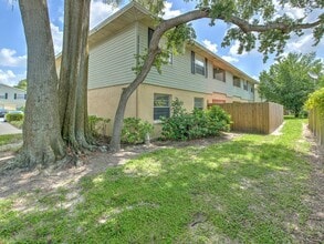526 Golden Raintree Pl in Brandon, FL - Building Photo - Building Photo