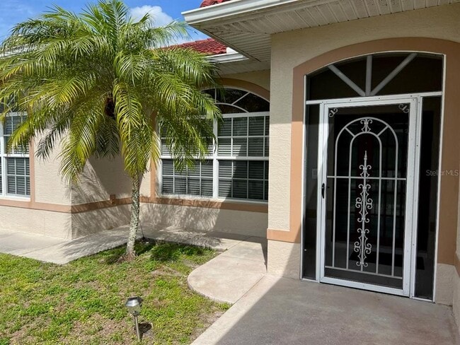 1052 S Hartsdale St in North Port, FL - Building Photo - Building Photo