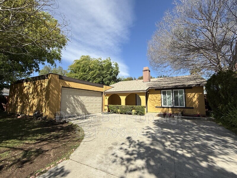 584 N Chestnut Ave in Rialto, CA - Building Photo