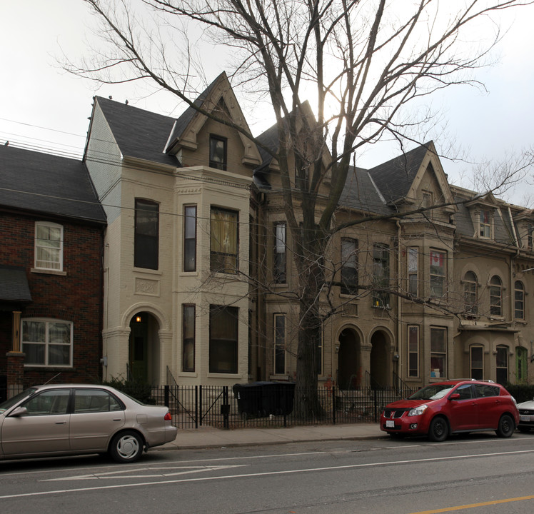 273-277 Wellesley St E in Toronto, ON - Building Photo