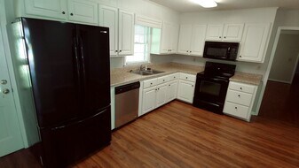 3204 Paddlecreek Ln in Northport, AL - Building Photo