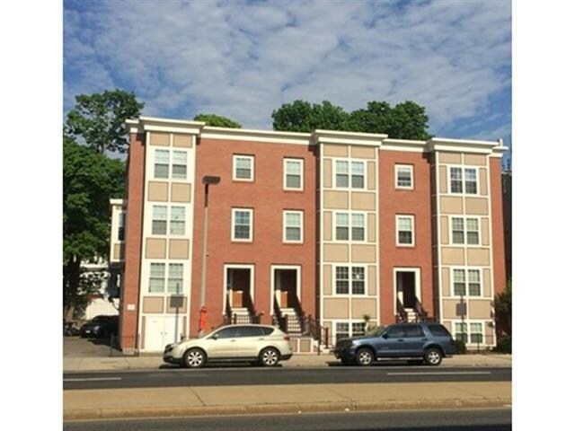 1317-1325 Blue Hill Ave in Boston, MA - Foto de edificio - Building Photo