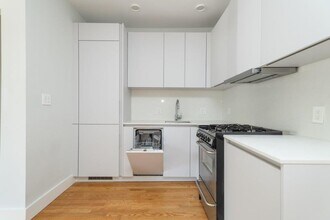 119 Highland Ave, Unit 26 in Somerville, MA - Foto de edificio - Building Photo