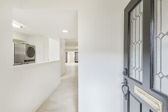 2505 Watertown Mall St in Houston, TX - Foto de edificio - Building Photo