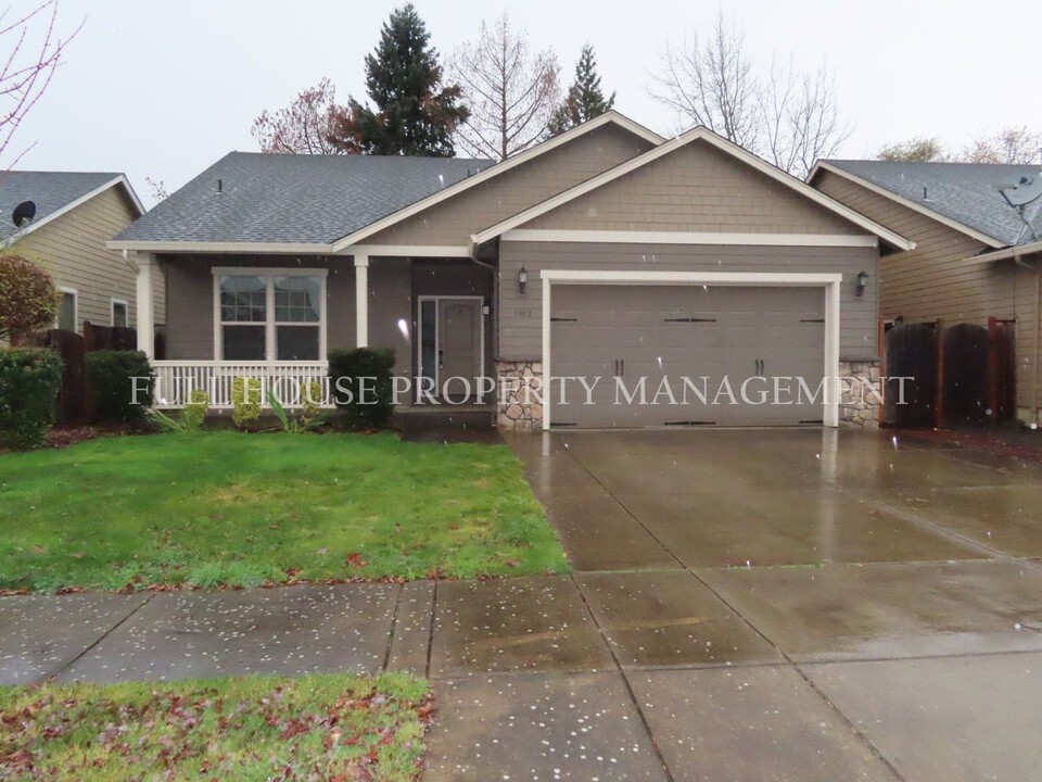 1982 Cedar Brook Dr in Eugene, OR - Building Photo