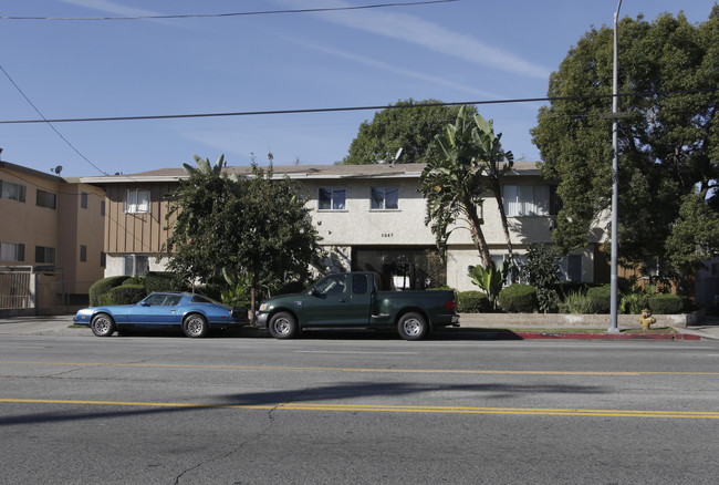 5643 Laurel Canyon Blvd in Valley Village, CA - Foto de edificio - Building Photo