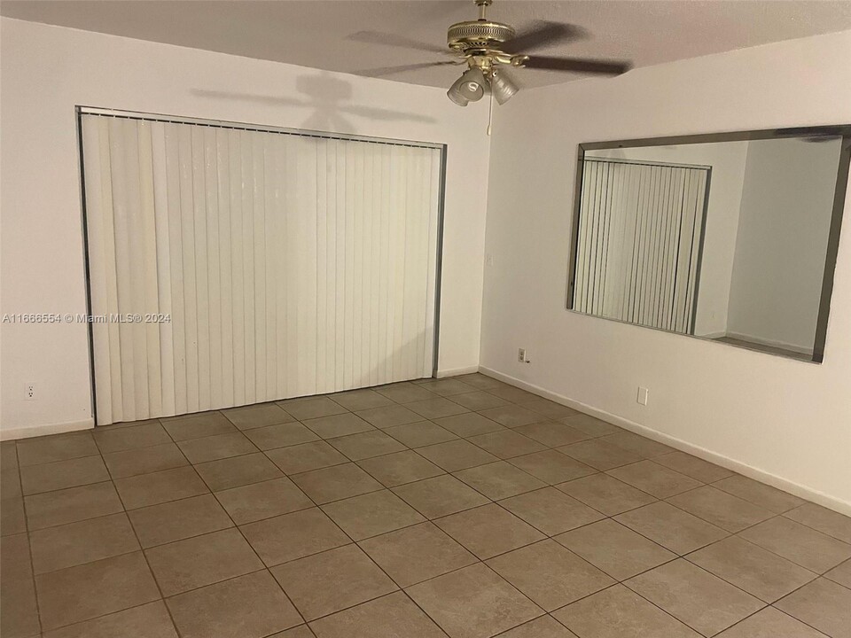 10441 Mahogany Key Cir in Miami, FL - Building Photo