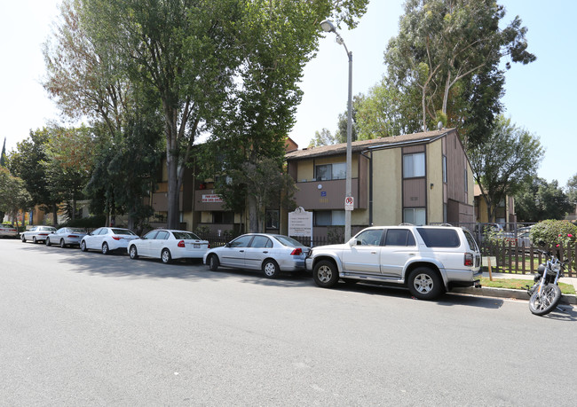 Collins West Apartments in Tarzana, CA - Building Photo - Building Photo