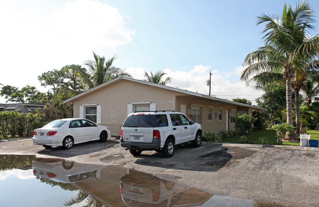 200 NW 43rd Ct in Fort Lauderdale, FL - Building Photo