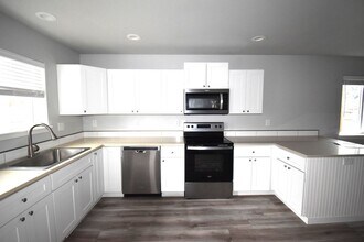 845 W Oak St in Lebanon, OR - Building Photo - Building Photo