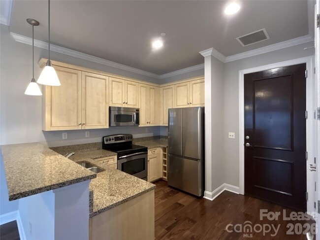 230 S Tryon St in Charlotte, NC - Foto de edificio - Building Photo