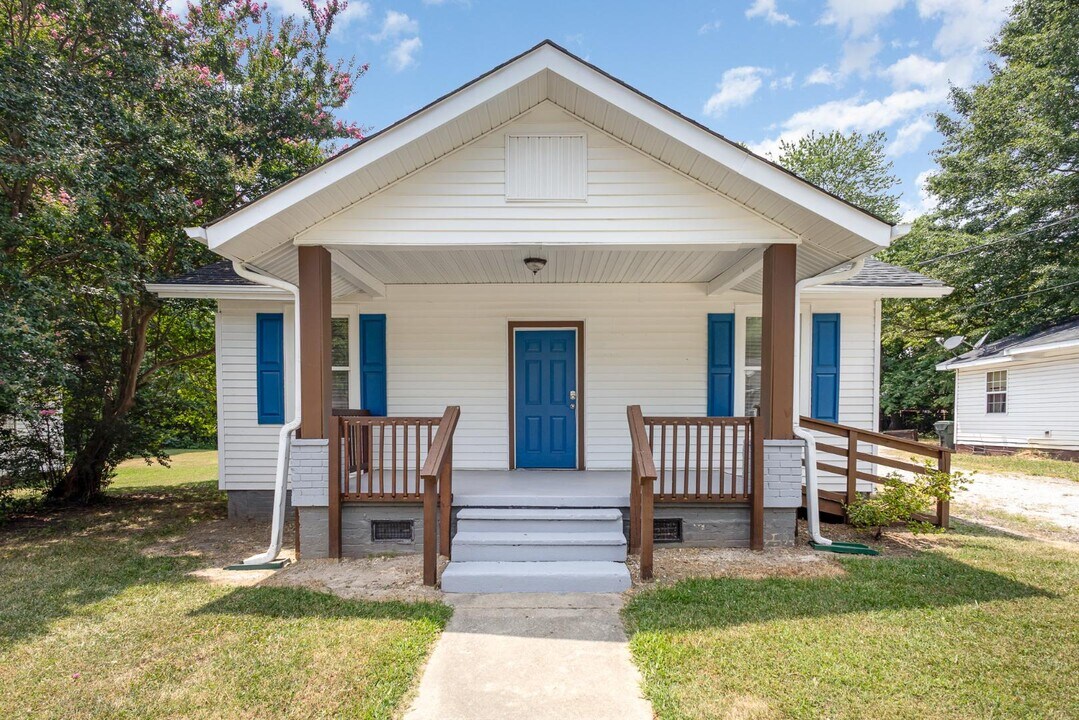 105 S Elm St in Gastonia, NC - Building Photo