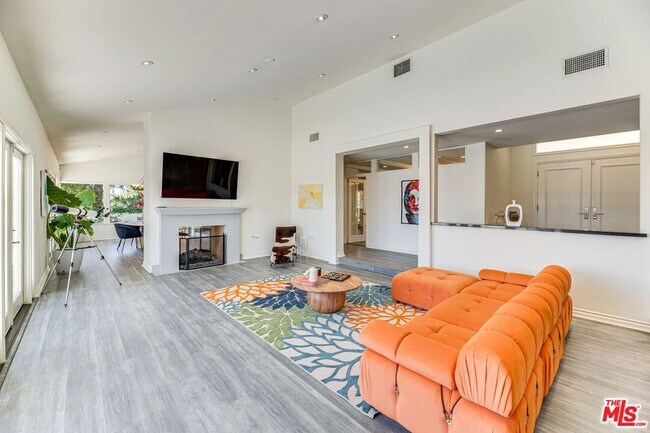 1410 Stradella Rd in Los Angeles, CA - Building Photo - Building Photo