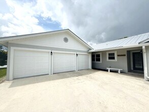 3083 SE Quanset Cir in Stuart, FL - Building Photo - Building Photo