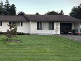 243 W King Tut Rd, Unit Cozy & Modern Duplex in Lynden, WA - Building Photo