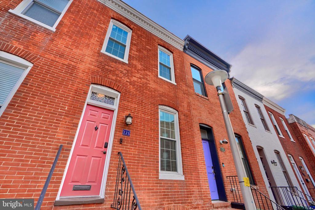 121 E Ostend St in Baltimore, MD - Building Photo