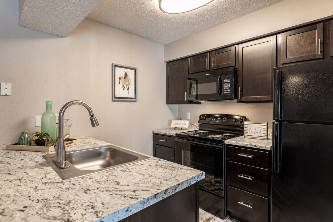 Brickstone at Woodlawn LLC in Wichita, KS - Foto de edificio