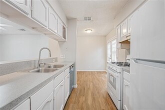 1213 Dobie Dr in Austin, TX - Foto de edificio - Building Photo