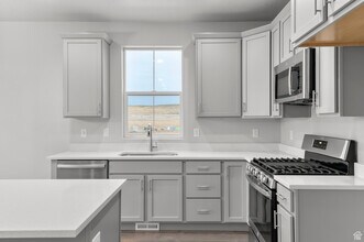 6811 N Desert Crk in Eagle Mountain, UT - Building Photo - Building Photo