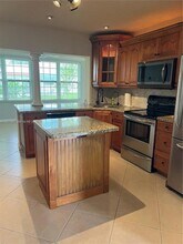 6805 NW 75th St in Tamarac, FL - Building Photo - Building Photo