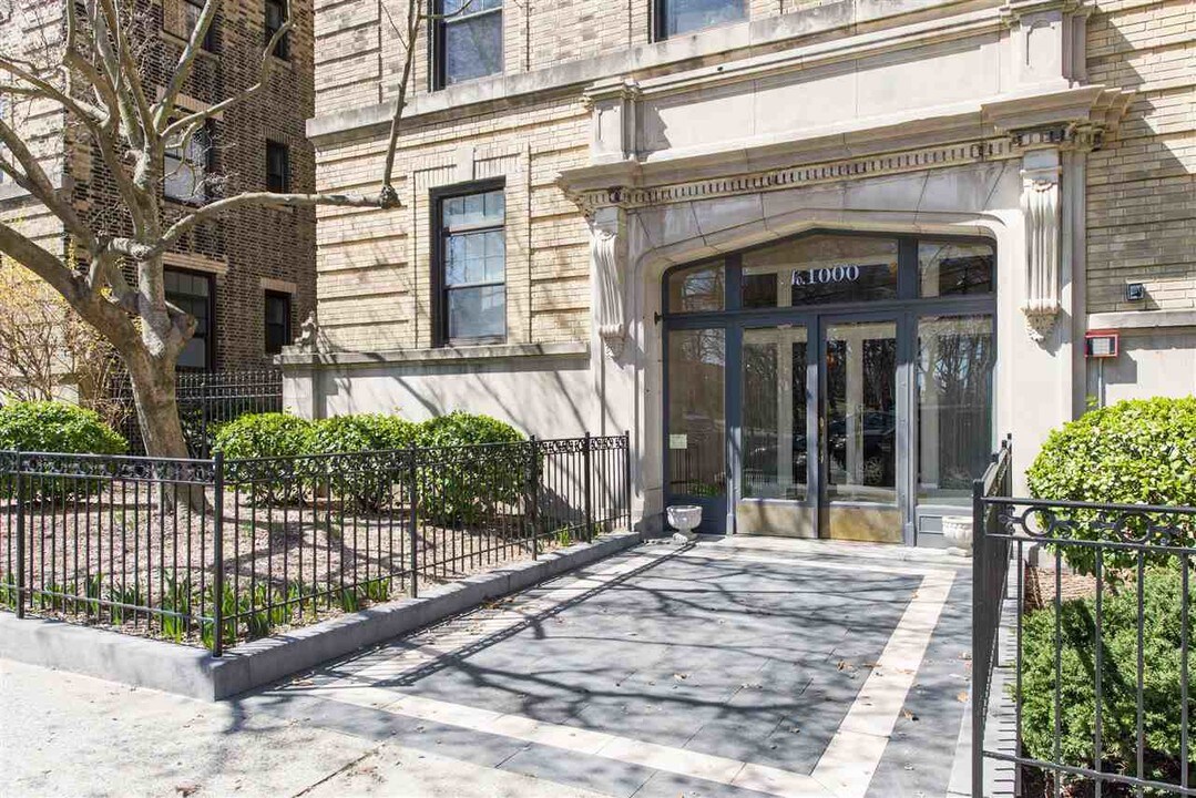 1000 Hudson St in Hoboken, NJ - Building Photo
