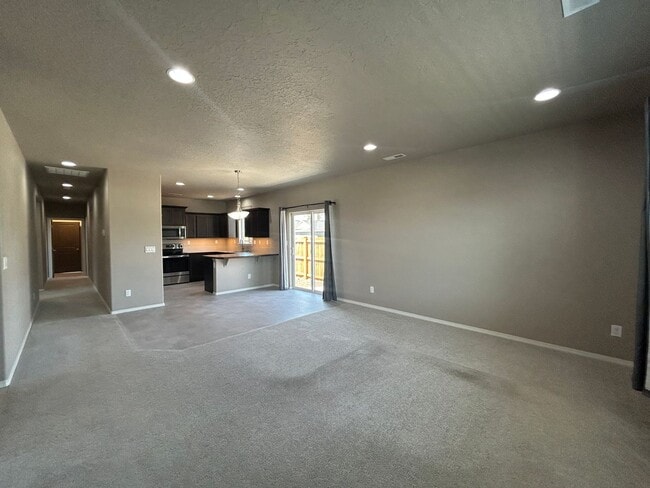 2590 NW Teak Pl in Redmond, OR - Building Photo - Building Photo