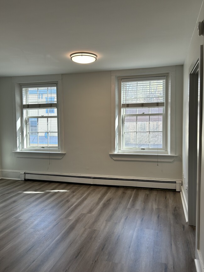 323 Water St, Unit Apartment 1 in Gardiner, ME - Building Photo - Building Photo