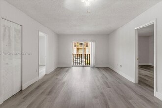 4855 NW 7th St in Miami, FL - Foto de edificio - Building Photo