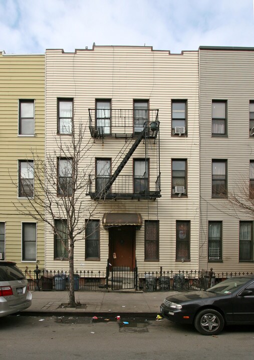 305 Harman St in Brooklyn, NY - Building Photo