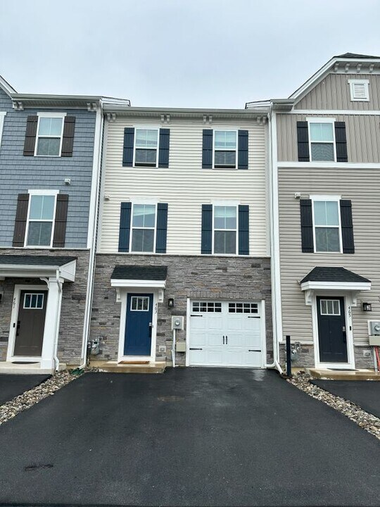 463 Paperbark Sq in Downingtown, PA - Building Photo