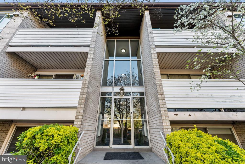 5600 Bloomfield Dr in Alexandria, VA - Building Photo