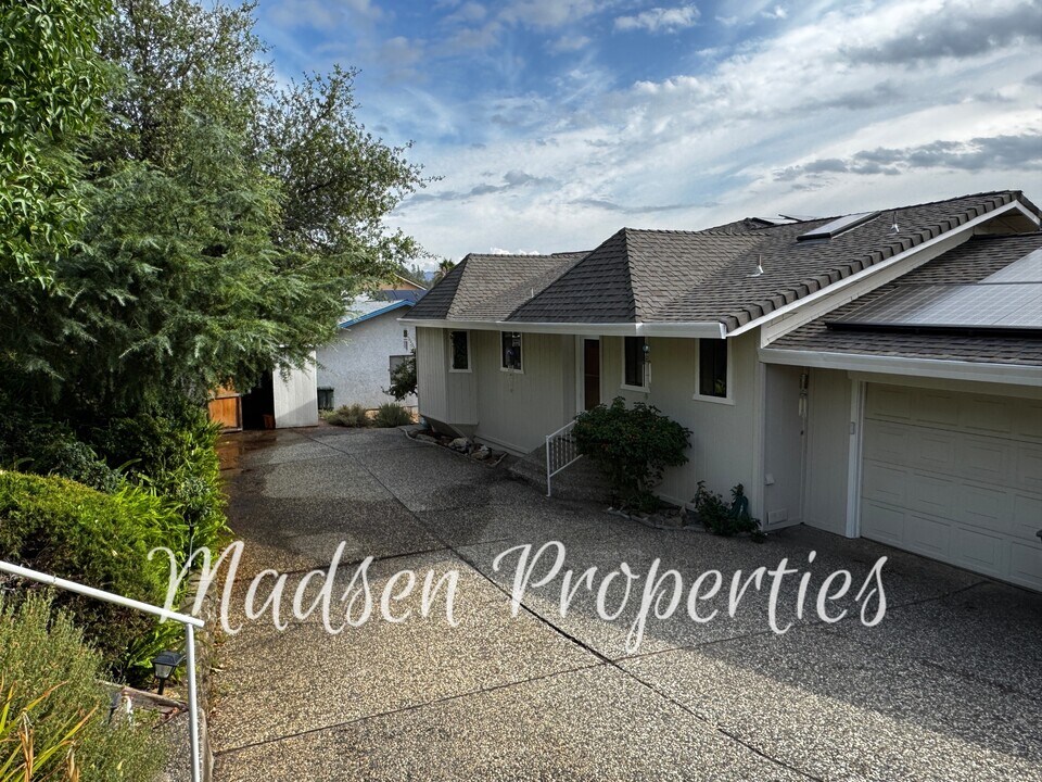 6367 Woodman Dr in Oroville, CA - Building Photo