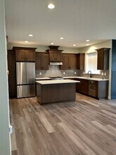 1021 Keystone Loop NE in Keizer, OR - Building Photo - Building Photo