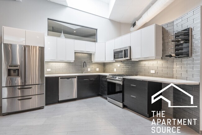 300 N Ogden Ave, Unit 1 in Chicago, IL - Building Photo - Building Photo