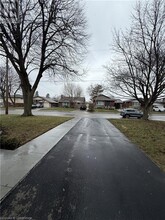 10 Fisher Crescent in Hamilton, ON - Building Photo - Building Photo