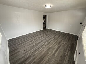 410 Sunaire Terrace in Cincinnati, OH - Building Photo - Building Photo