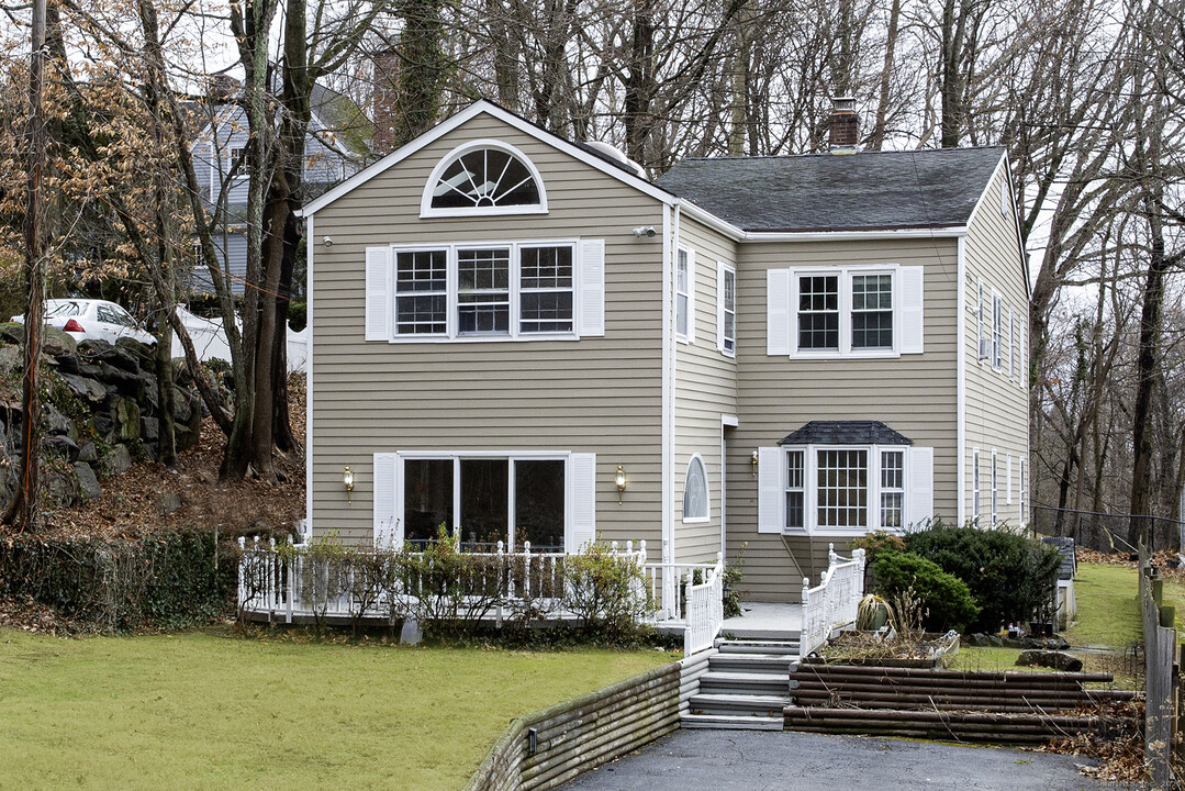 13 Edmond St in Darien, CT - Building Photo