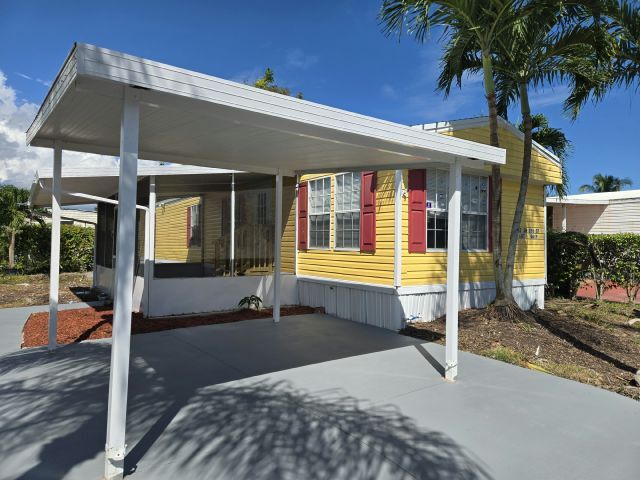 12935 SW 253rd St in Princeton, FL - Building Photo