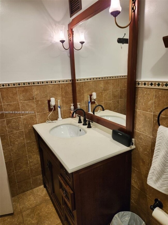 5825 Collins Ave, Unit 5D in Miami, FL - Foto de edificio - Building Photo