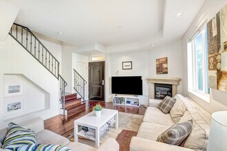 11323 Huston St in North Hollywood, CA - Building Photo - Building Photo